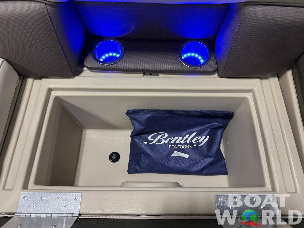 2025 Bentley Pontoons Legacy 223 Swingback Tritoon & Honda 4-Stroke EFI