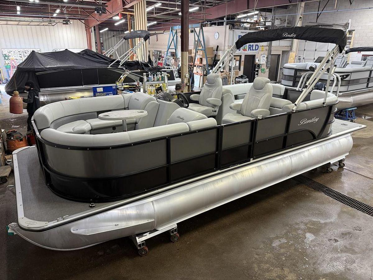 Used 2020 Bentley Pontoons Legacy 223 Navigator Quad Lounge Tritoon & Suzuki 140HP 4-Stroke EFI
