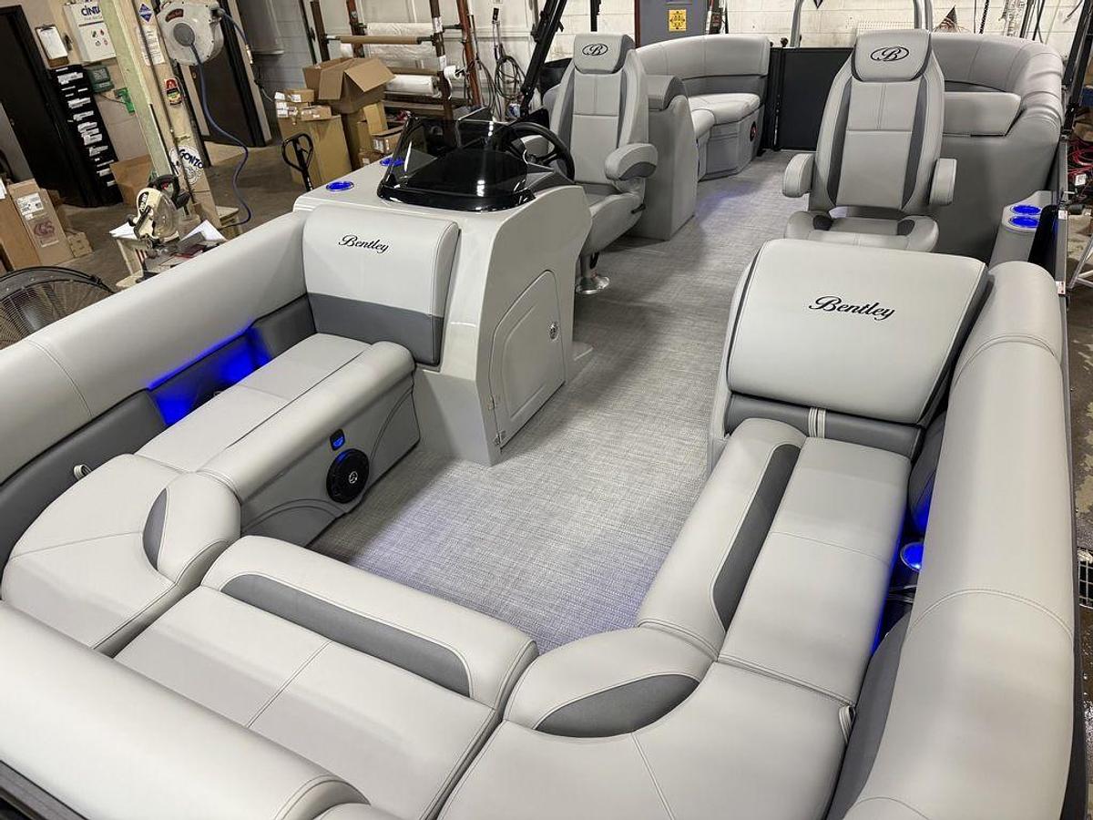 2025 Bentley Pontoons Legacy 220 Navigator Quad Lounge & Honda 4-Stroke EFI