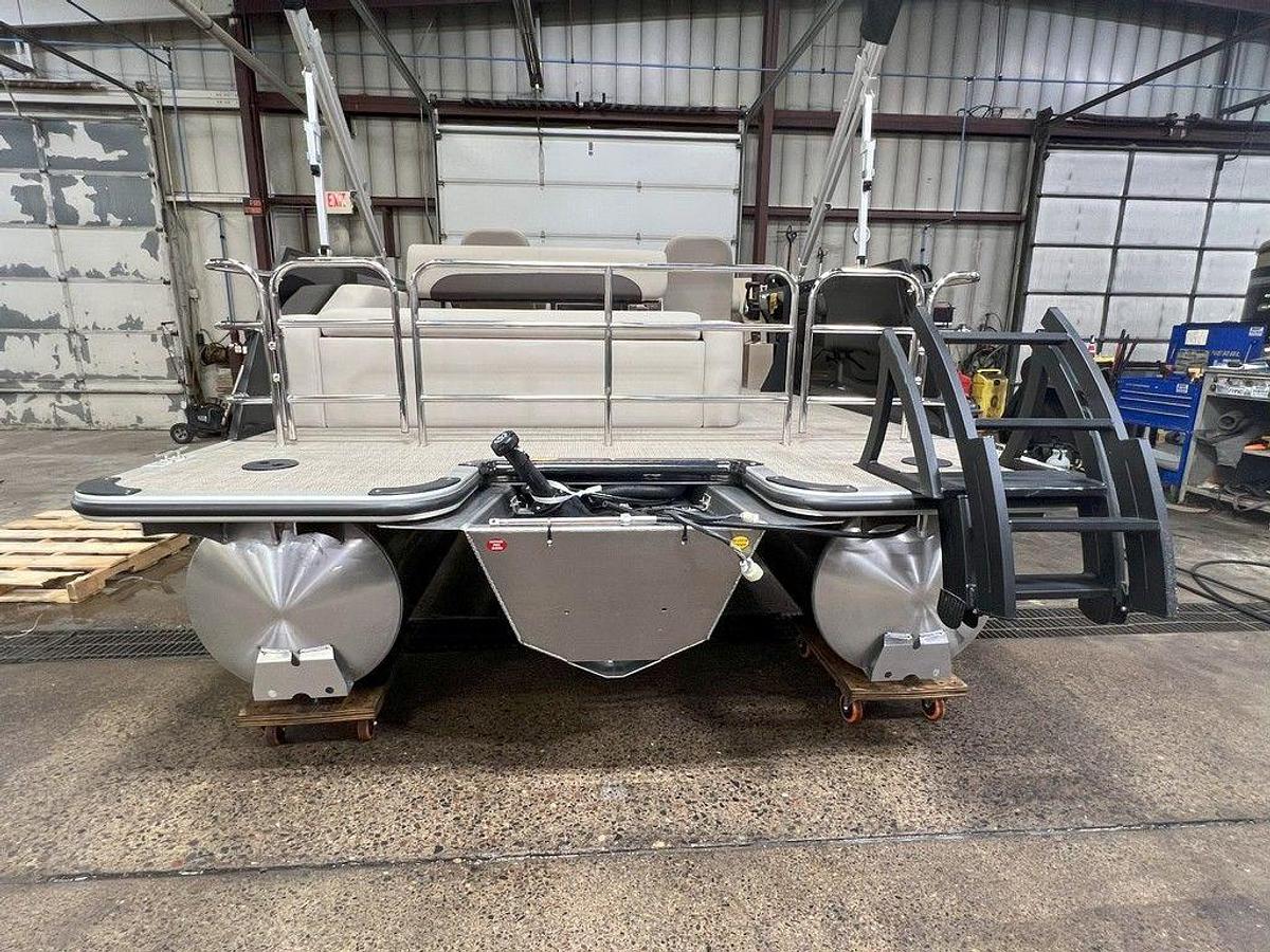 2025 Bentley Pontoons Legacy 200 Swingback & Honda 4-Stroke EFI