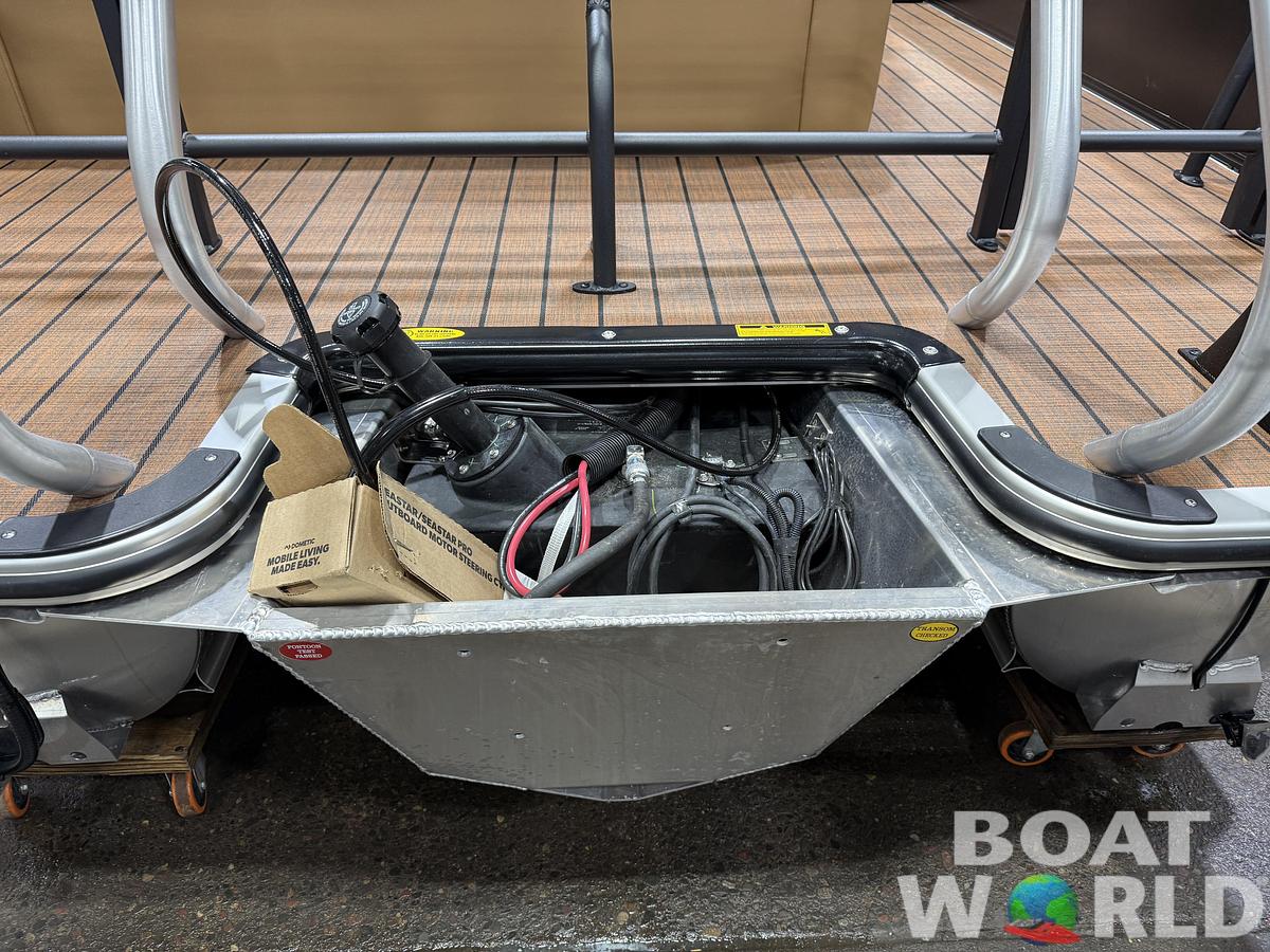 2026 Bentley Pontoons Legacy 223 Swingback Tritoon 