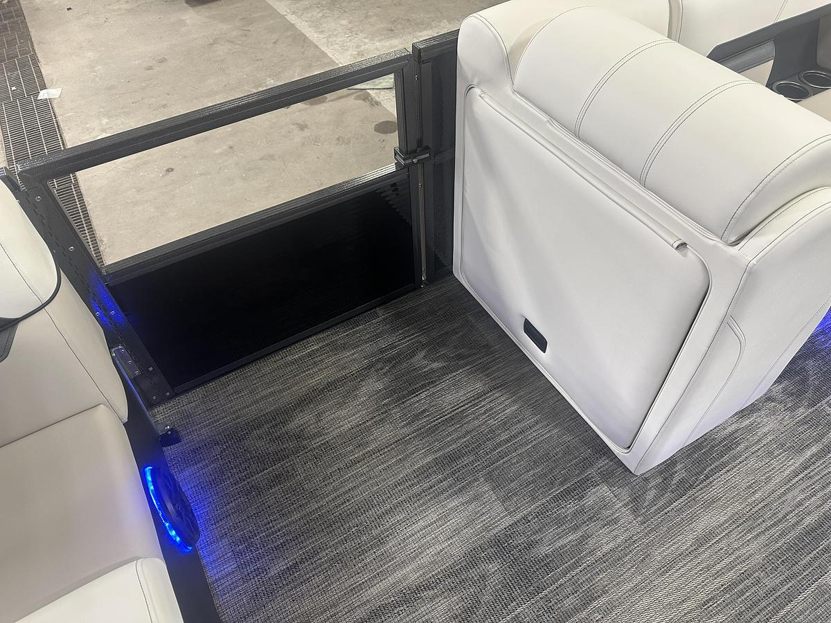 2025 Montego Bay 8522 Fish & Cruise Deluxe Pontoon & Honda 4-Stroke EFI