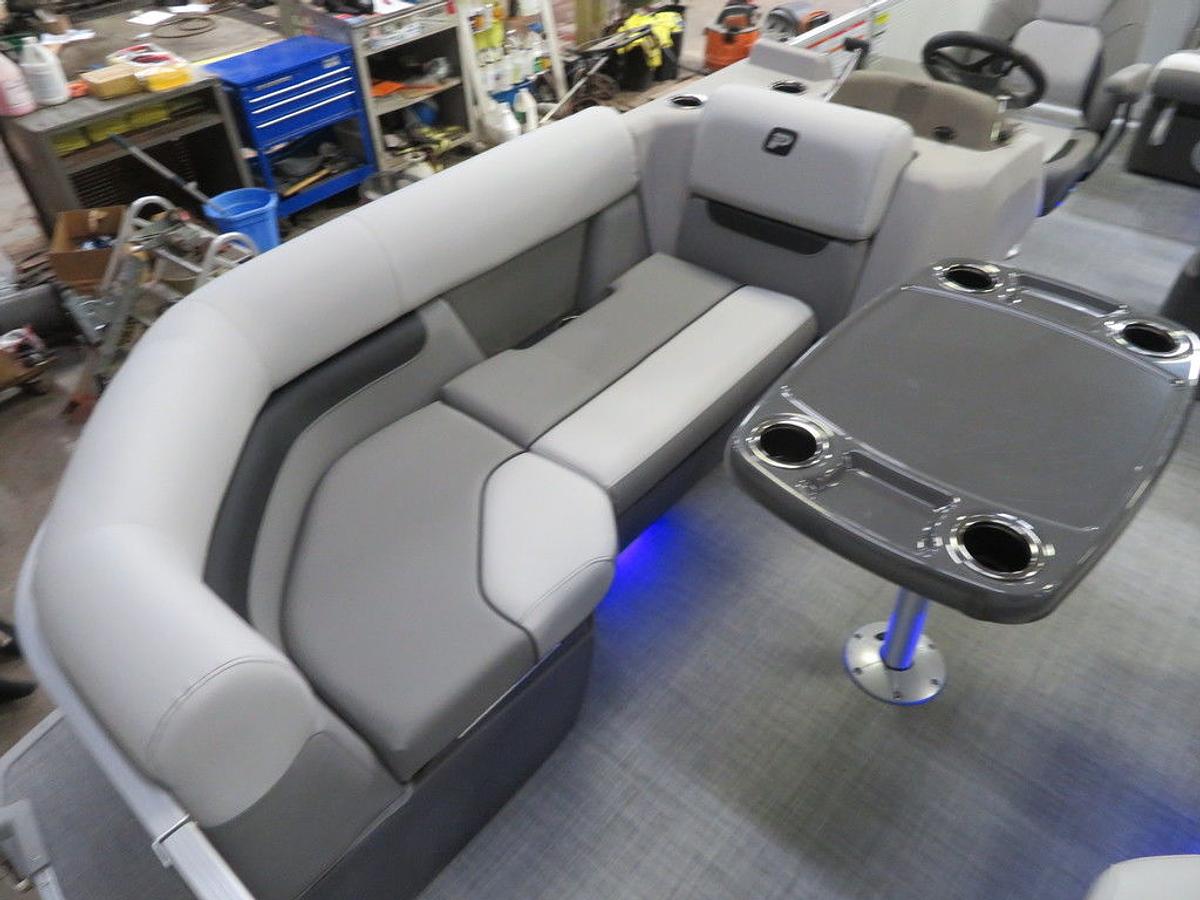 2025 Princecraft Vectra 21 RL Dinette Swingback Pontoon & Mercury 4-Stroke EFI