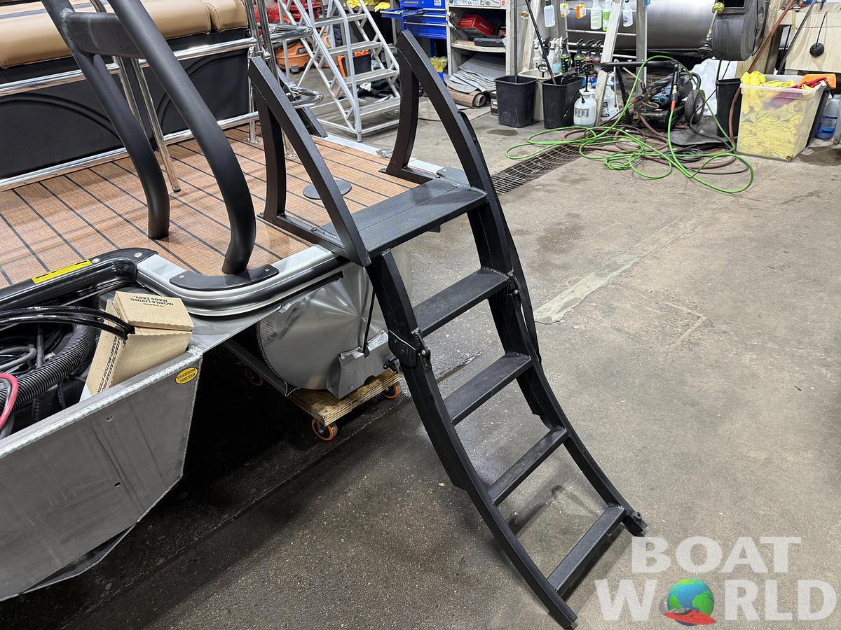 2026 Bentley Pontoons Legacy 223 QSB Swingback Tritoon 