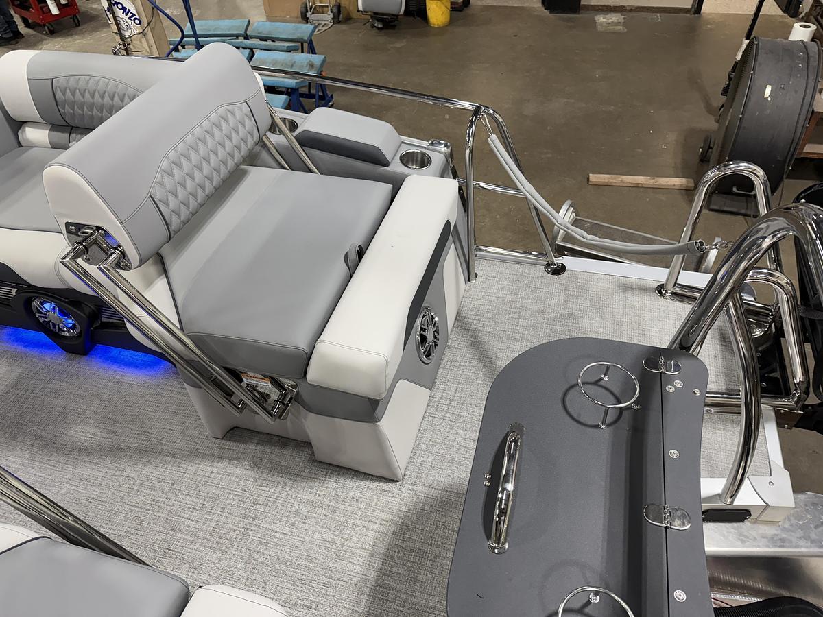 2025 Tahoe Pontoons Cascade 2385 Quad Lounge Shift SS Tritoon & Honda 225HP Outboard