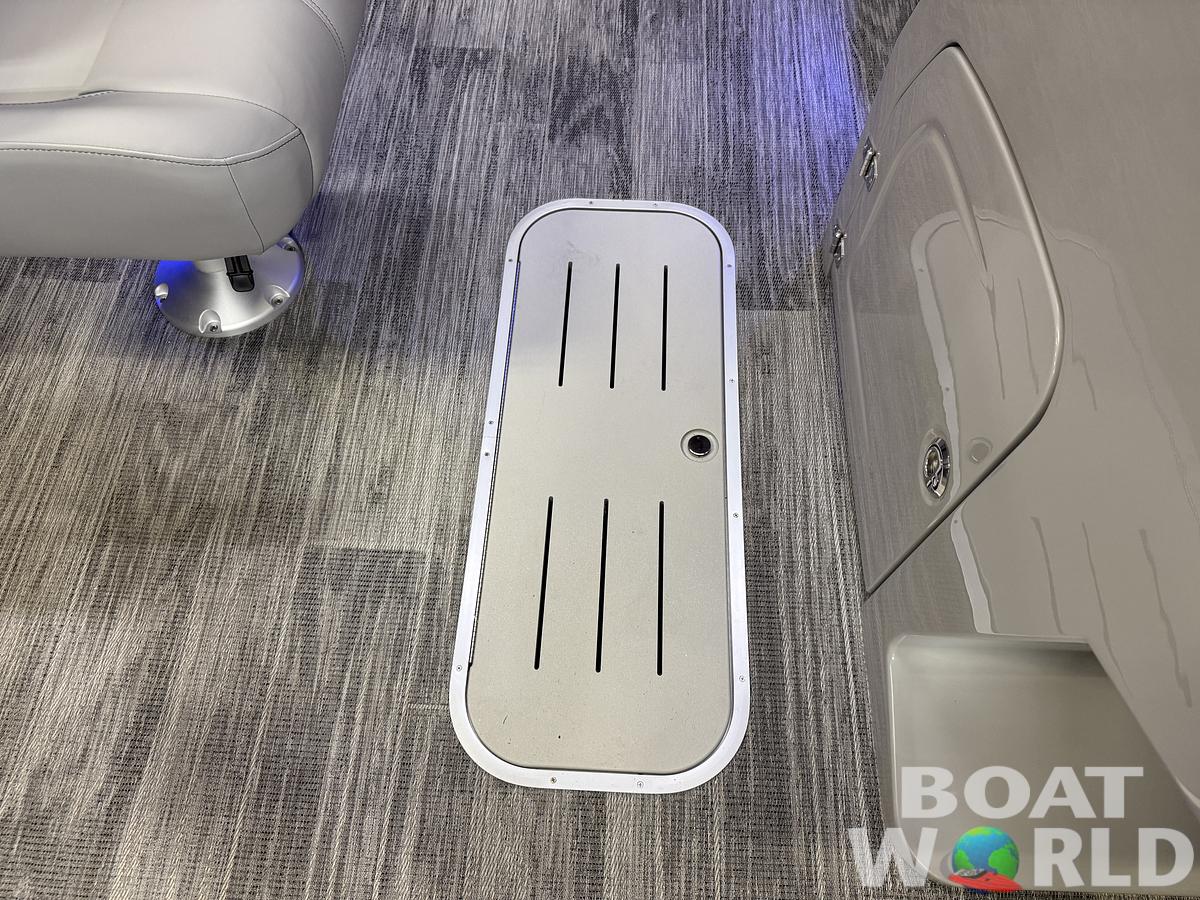 2025 Bentley Pontoons Legacy 223 Navigator Quad Lounge Tritoon & Honda 4-Stroke EFI