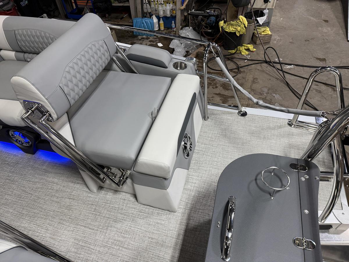 2025 Tahoe Pontoons Cascade 2385 Quad Lounge Shift Tritoon & 225HP 4-Stroke