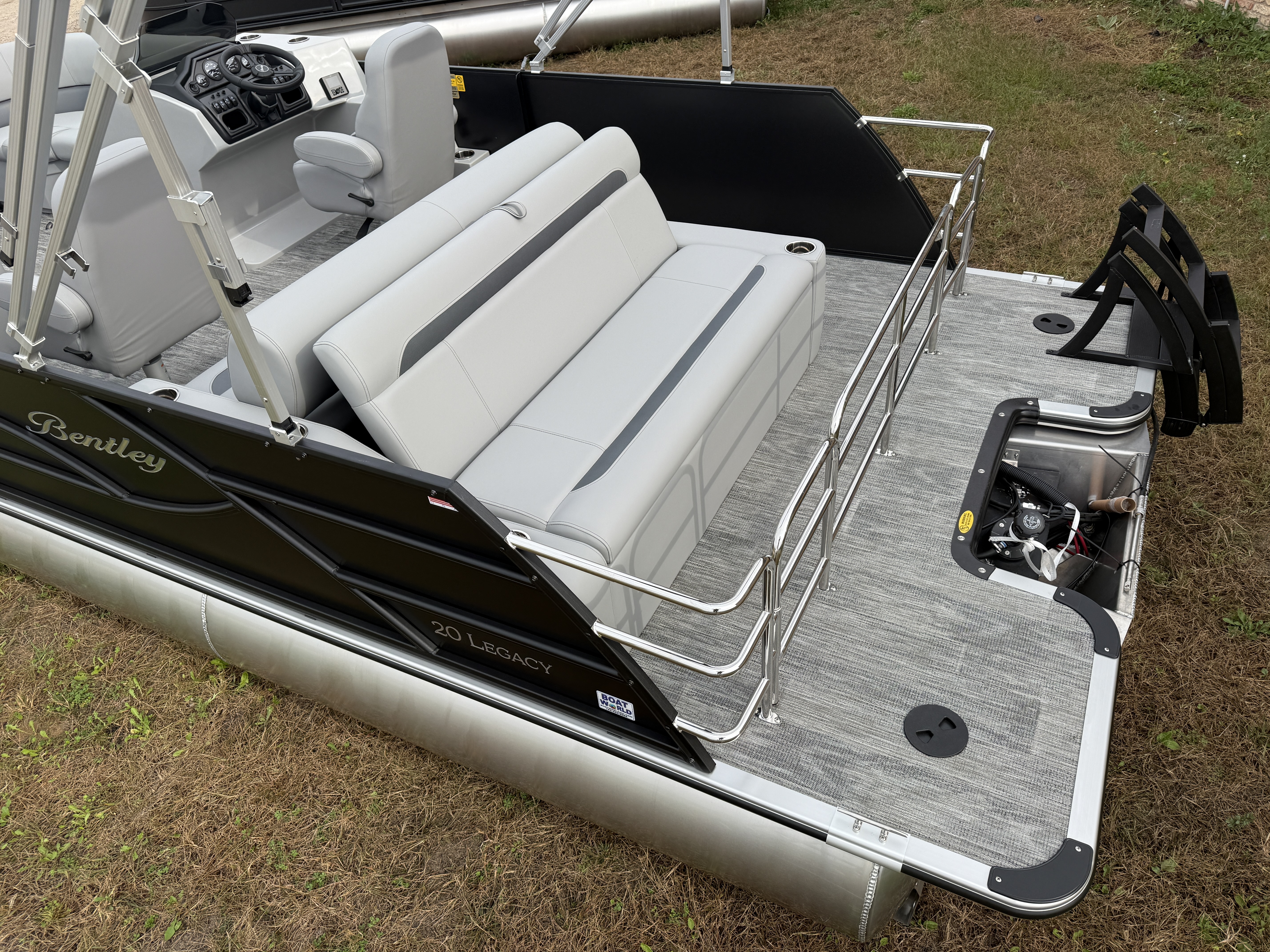 2025 Bentley Pontoons Legacy 200 Swingback
