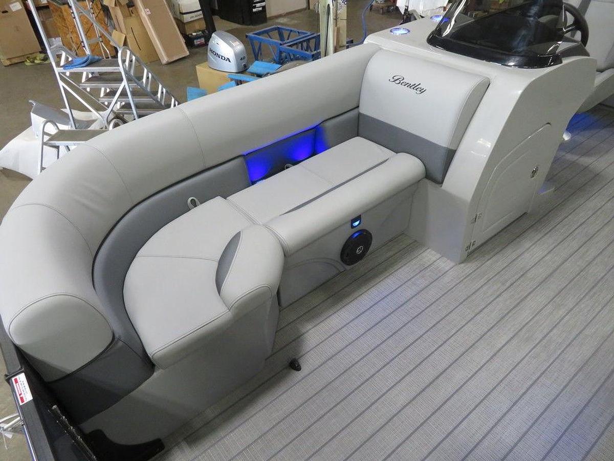 2025 Bentley Pontoons Legacy 223 QSB Swingback Tritoon & Honda 4-Stroke EFI