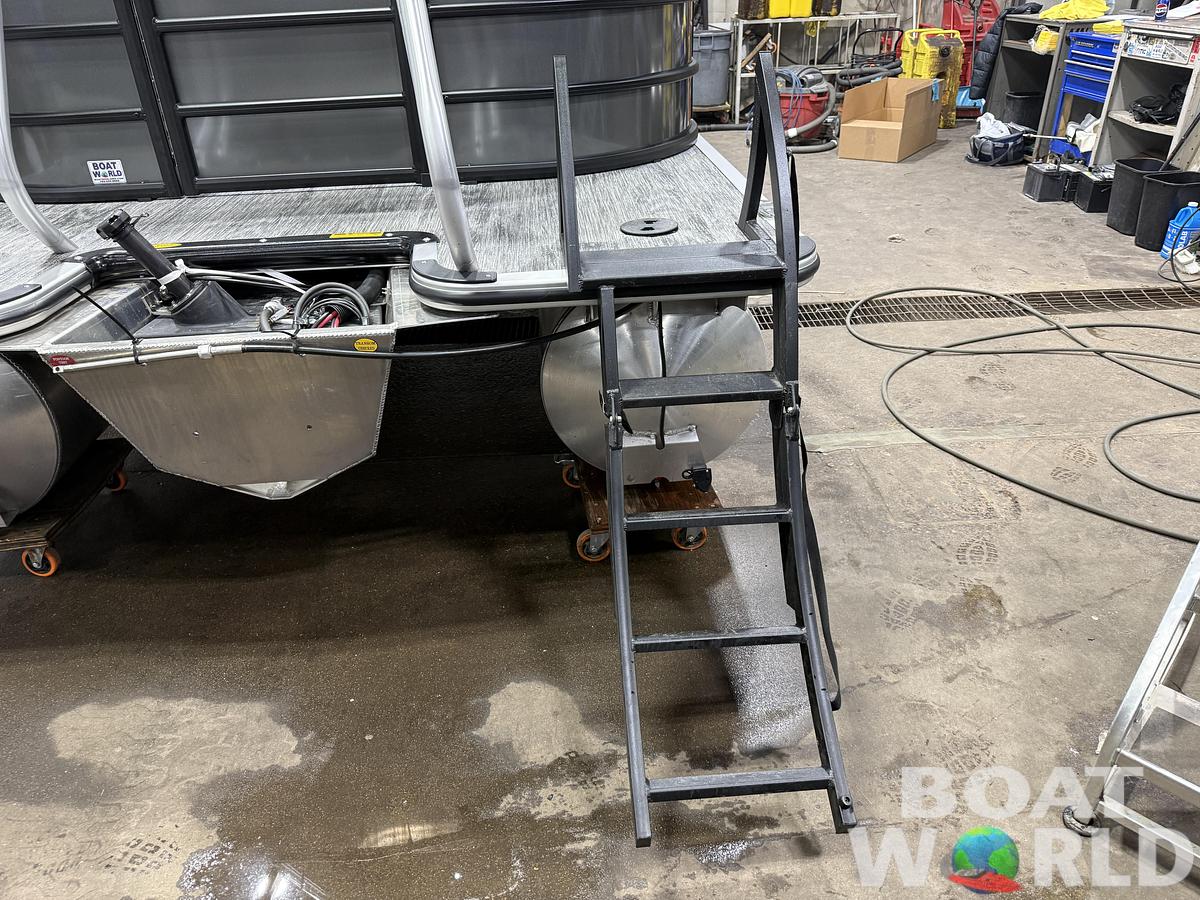 2026 Bentley Pontoons Legacy 220 Navigator DL Quad Lounge