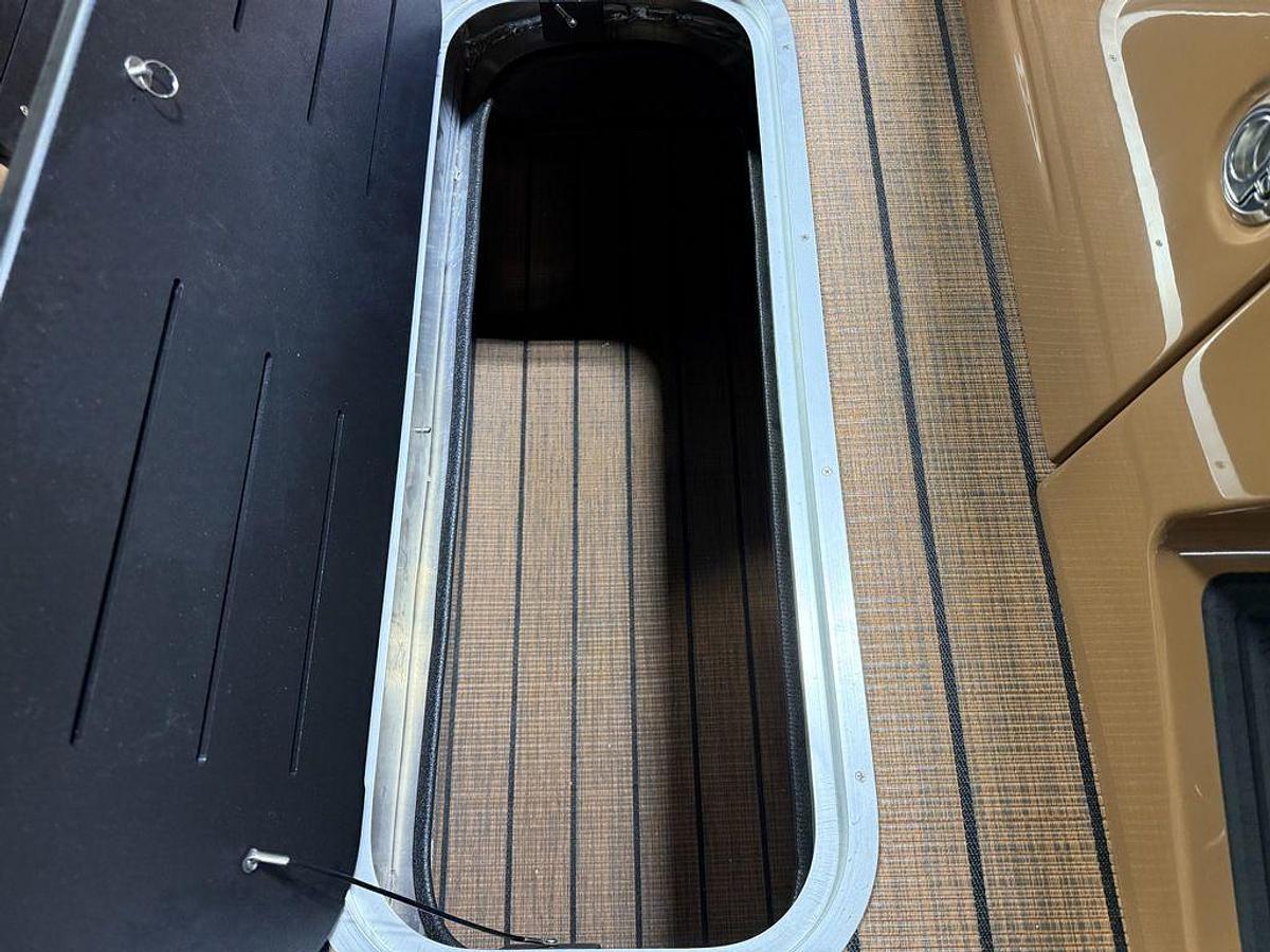 2025 Bentley Pontoons Elite 223 Swingback Tritoon & Honda 4-Stroke EFI