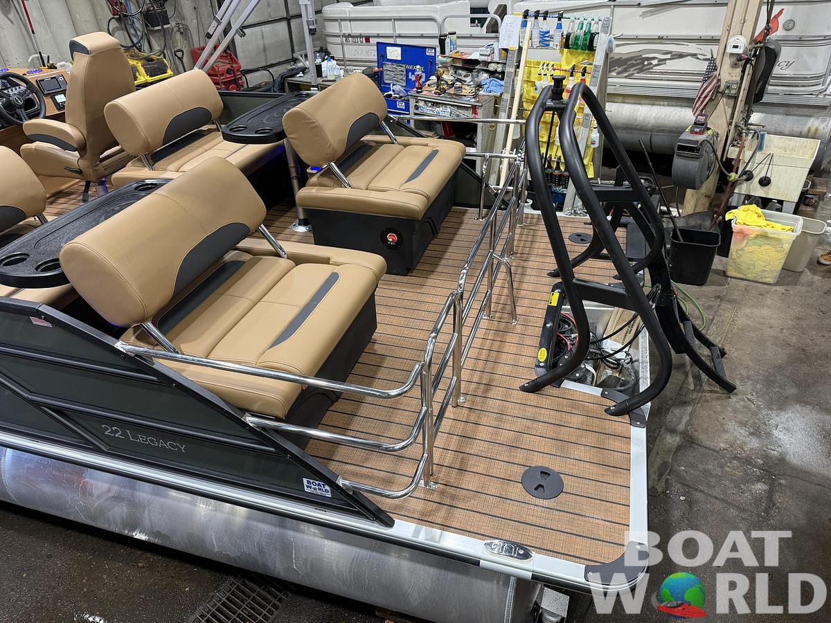2026 Bentley Pontoons Legacy 223 QSB Swingback Tritoon 