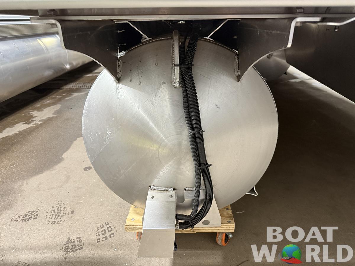 2025 Bentley Pontoons Legacy 223 Swingback Tritoon & Honda 4-Stroke EFI