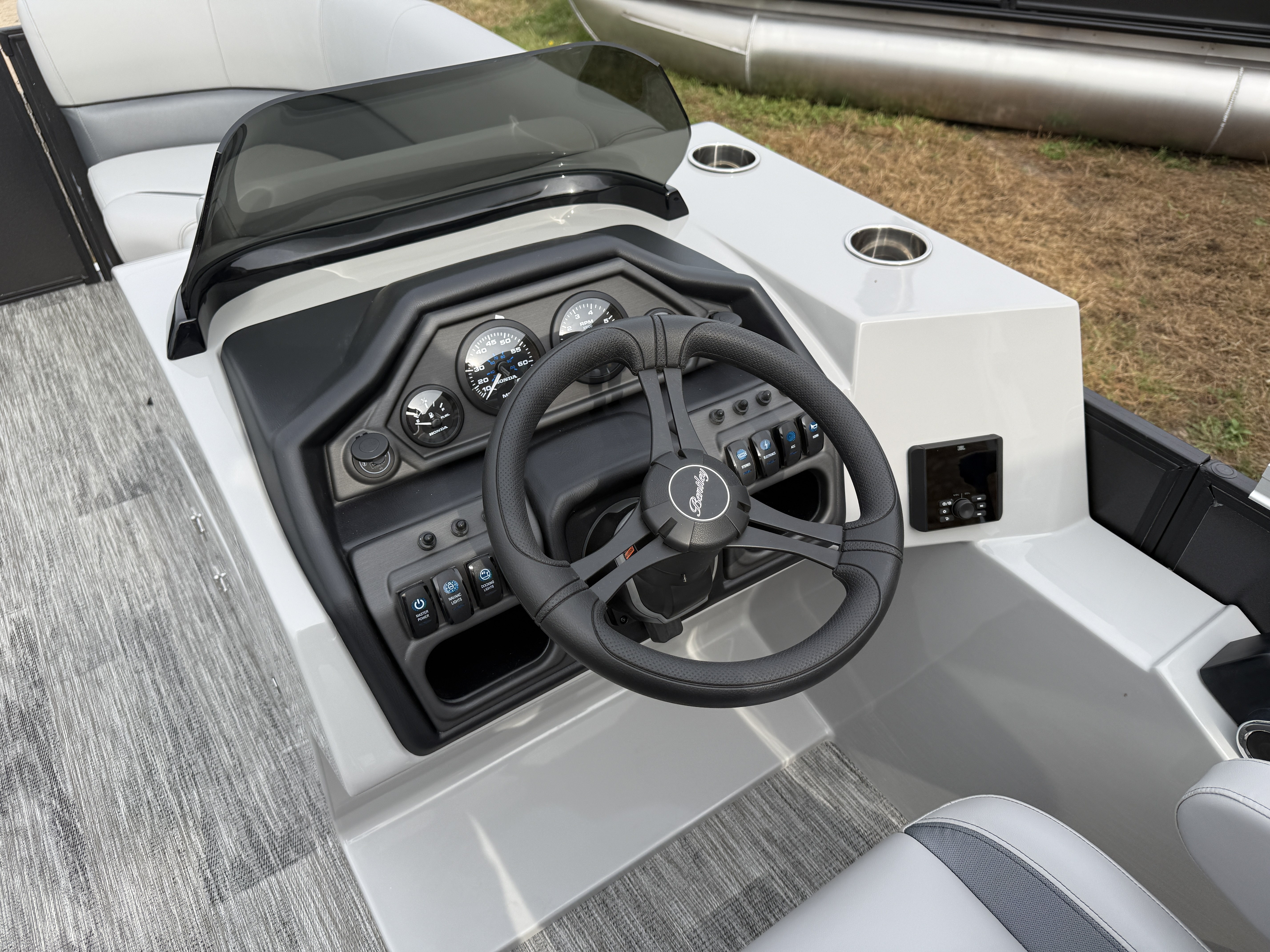 2025 Bentley Pontoons Legacy 200 Swingback