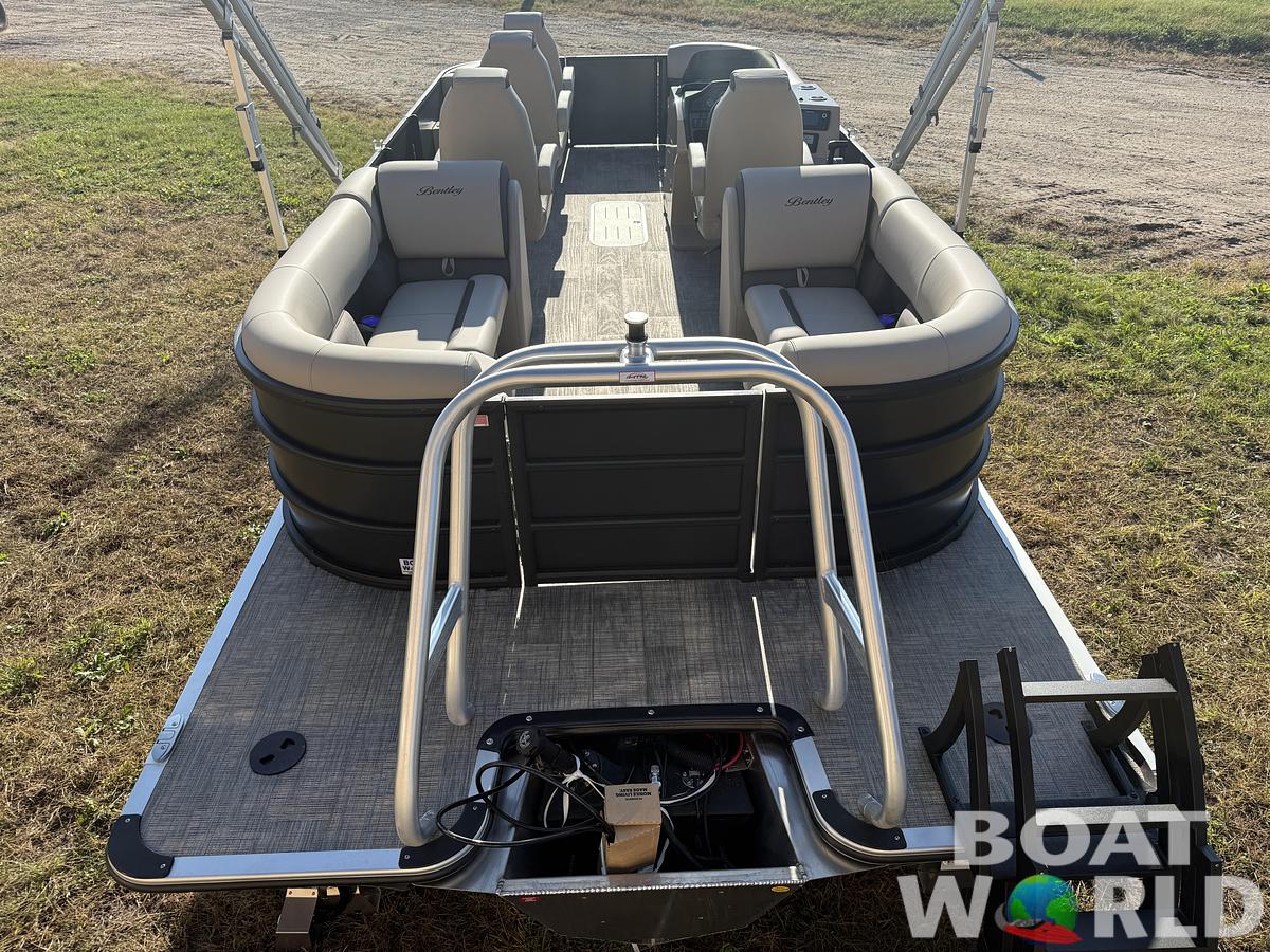 2026 Bentley Pontoons Legacy 223 Navigator DL Quad Lounge Tritoon & Honda 4-Stroke EFI