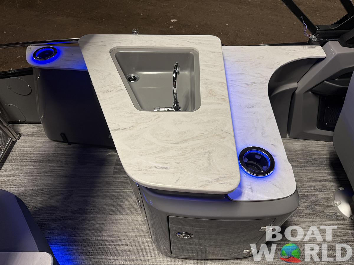 2026 Tahoe Pontoons Cascade 2385 Elite Windshield Tritoon