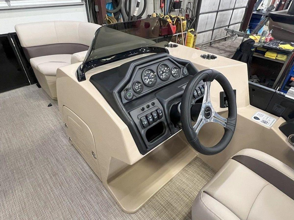 2025 Bentley Pontoons Legacy 200 Swingback & Honda 4-Stroke EFI