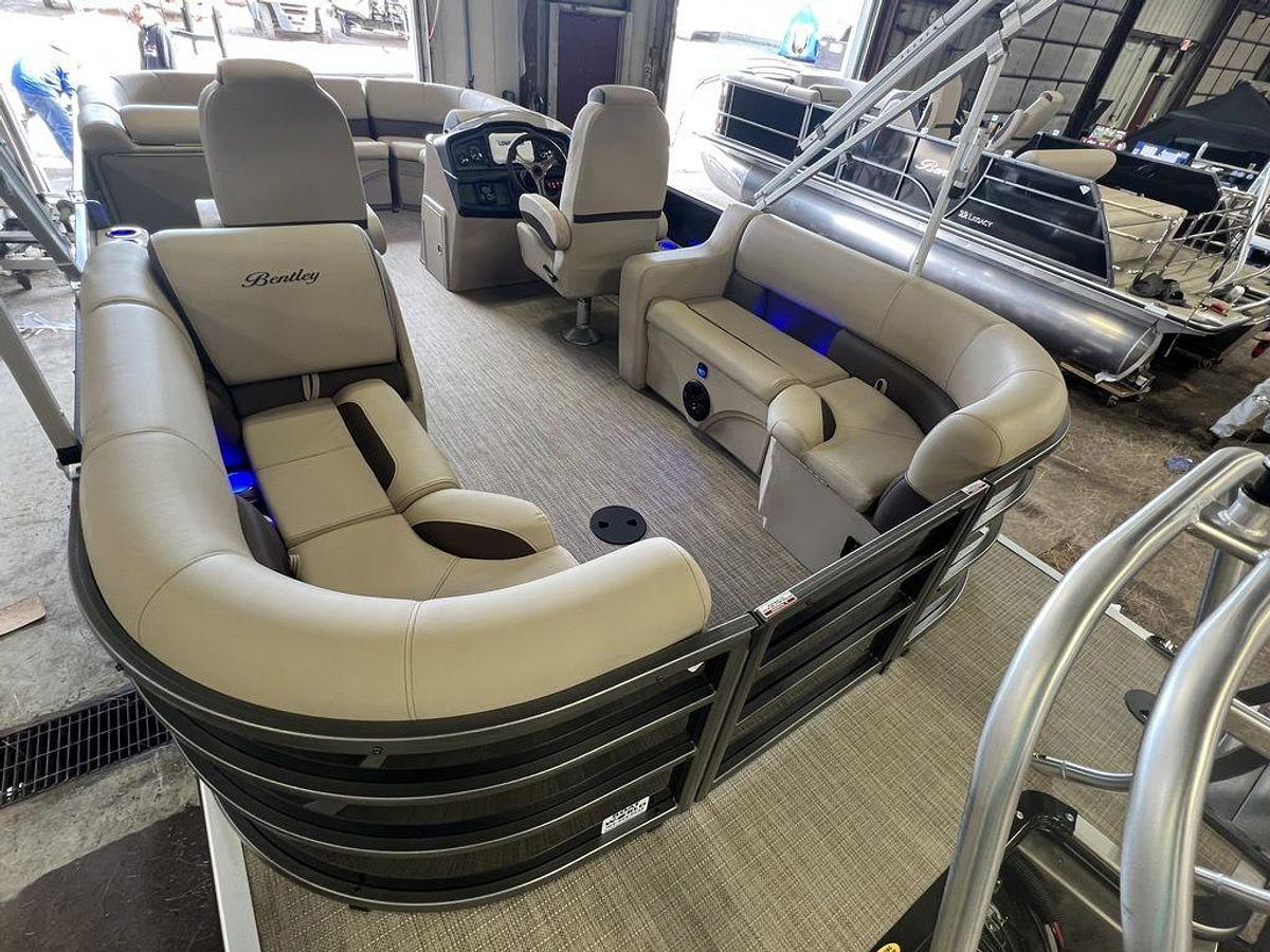 2024 Bentley Pontoons Legacy 200 Navigator Quad Lounge & Honda 4-Stroke EFI