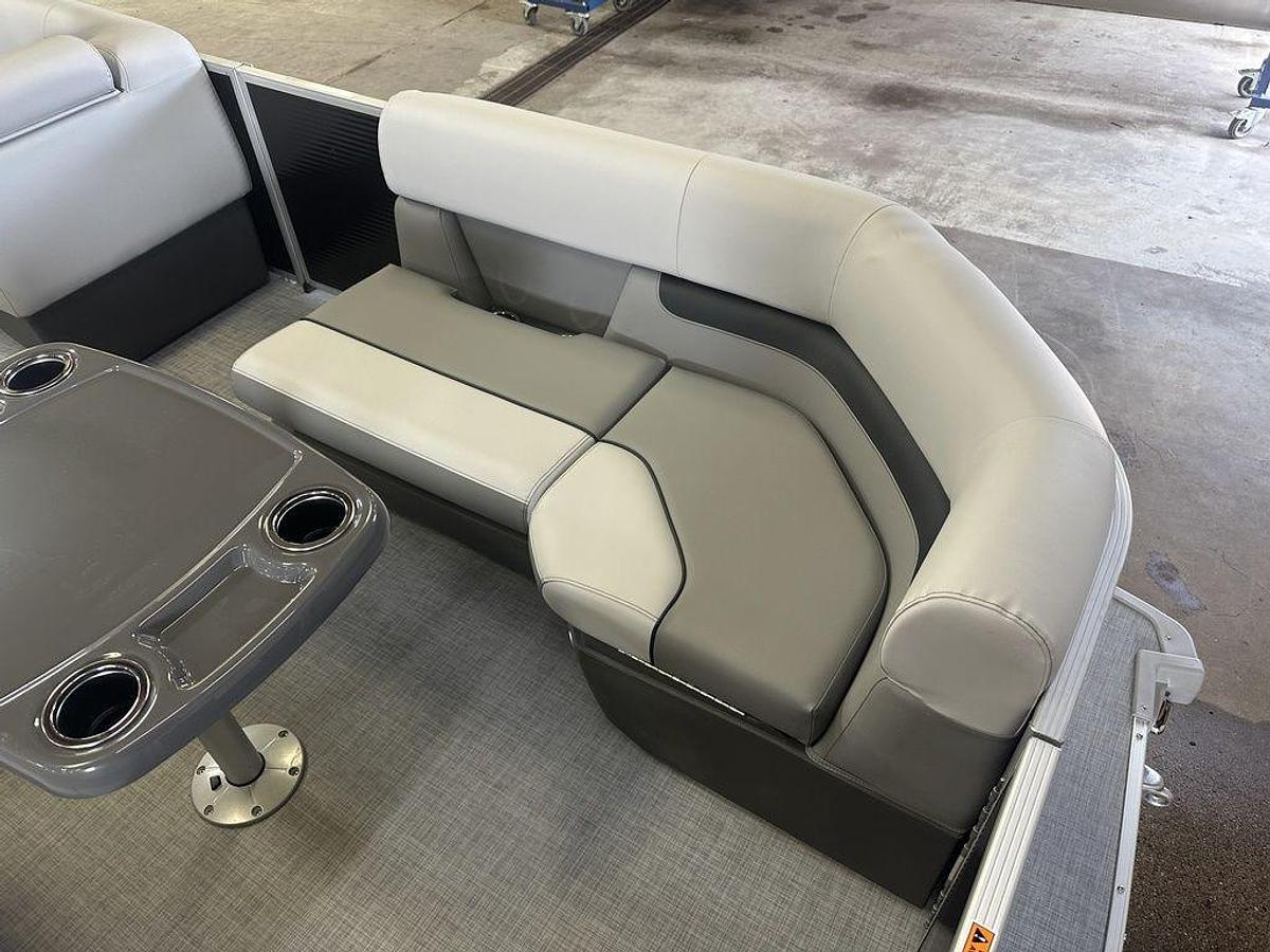 2025 Princecraft Vectra 21 RL Swingback Lounge Pontoon & Mercury 4-Stroke EFI