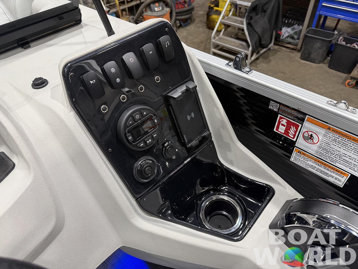 2026 Princecraft Vectra 23 RL Long Lounge Swingback Tritoon 