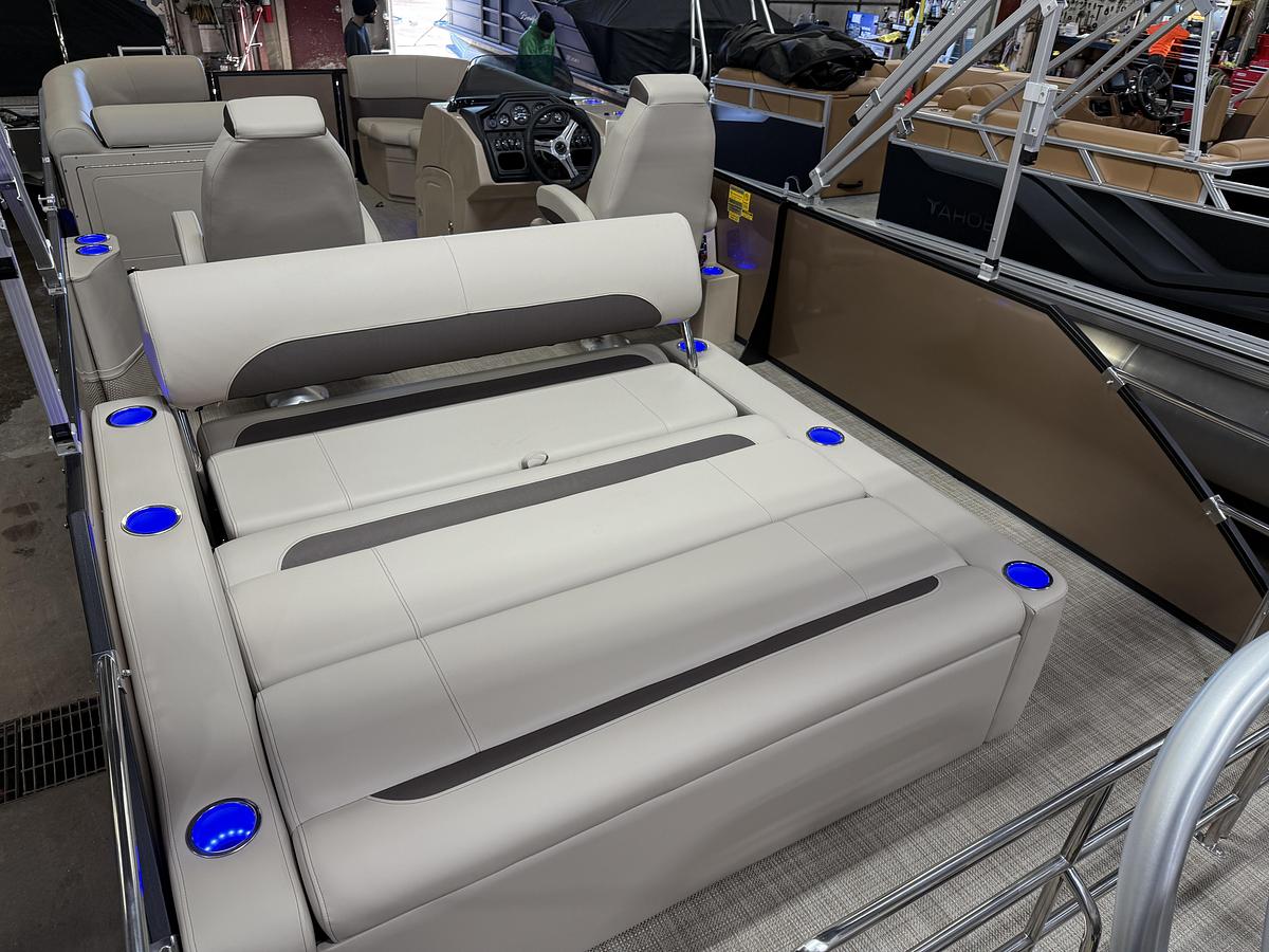 2025 Bentley Pontoons Legacy 223 Swingback Tritoon & Honda 4-Stroke EFI