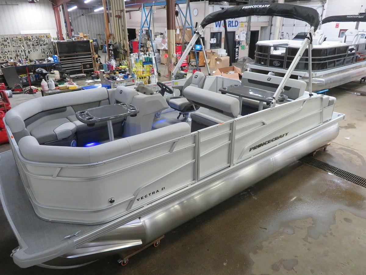 2025 Princecraft Vectra 21 RL Dinette Swingback Pontoon & Mercury 4-Stroke EFI