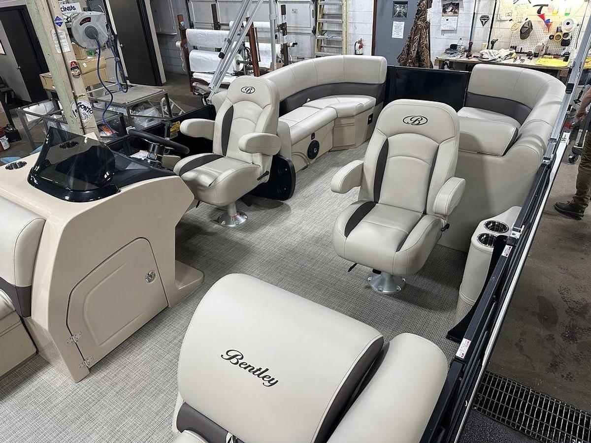 2025 Bentley Pontoons Legacy 200 Navigator Quad Lounge & Honda 4-Stroke EFI