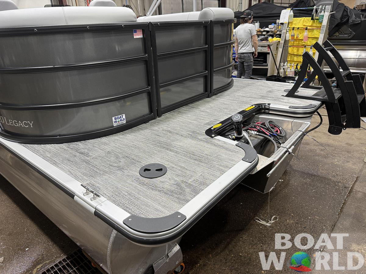 2026 Bentley Pontoons Legacy 220 Navigator Quad Lounge