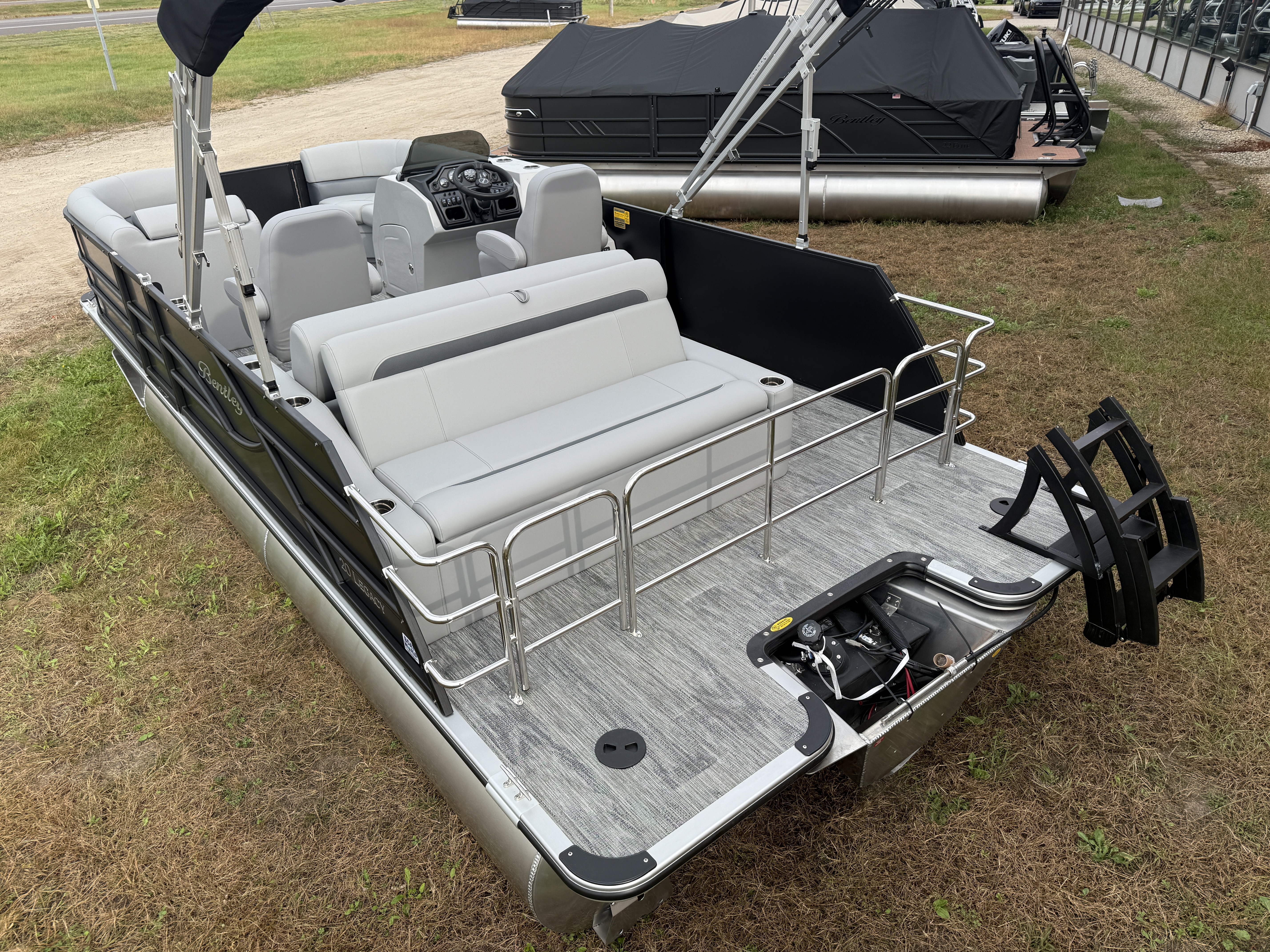 2025 Bentley Pontoons Legacy 200 Swingback