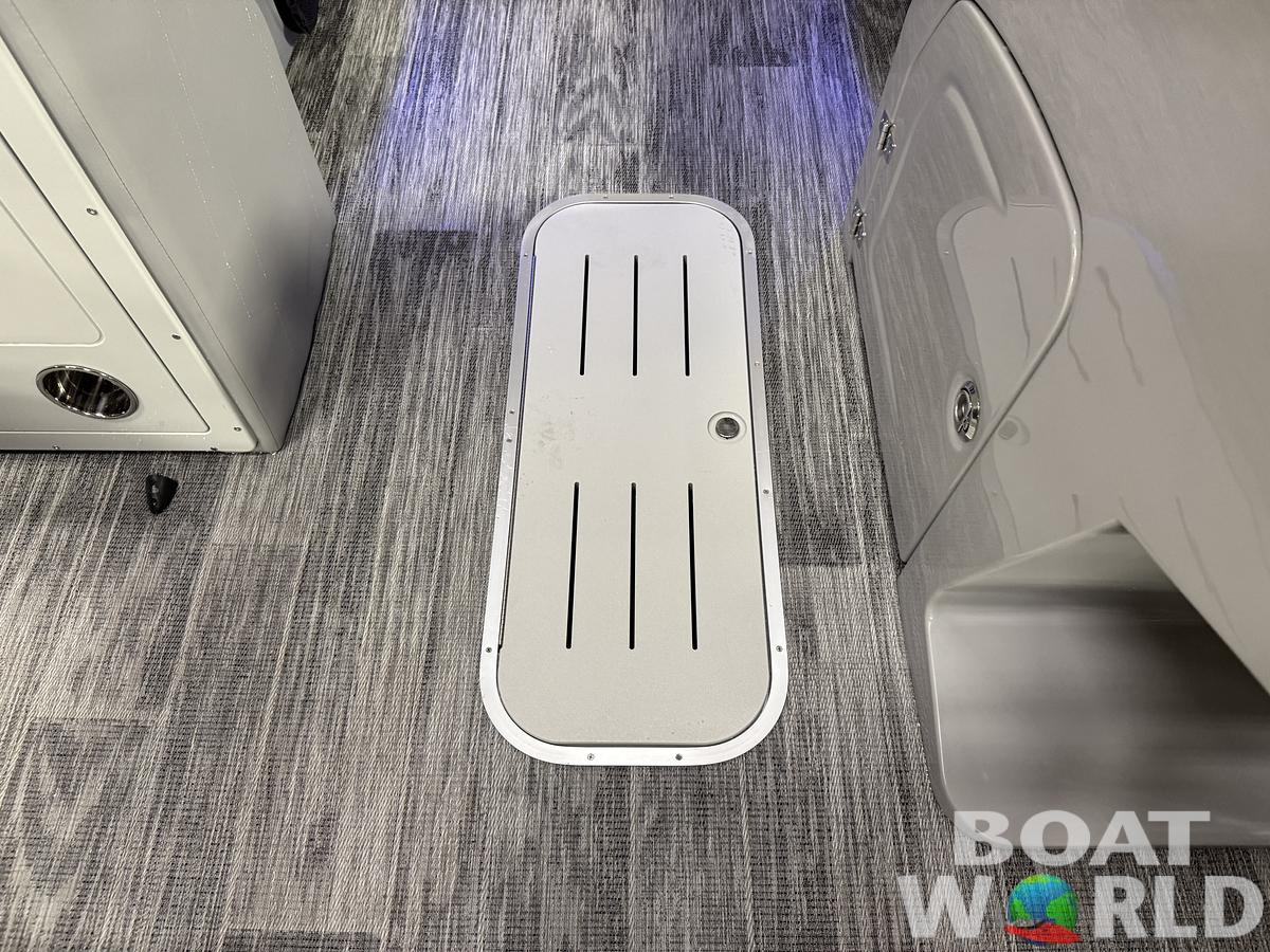 2026 Bentley Pontoons Legacy 223 Navigator Quad Lounge Tritoon 