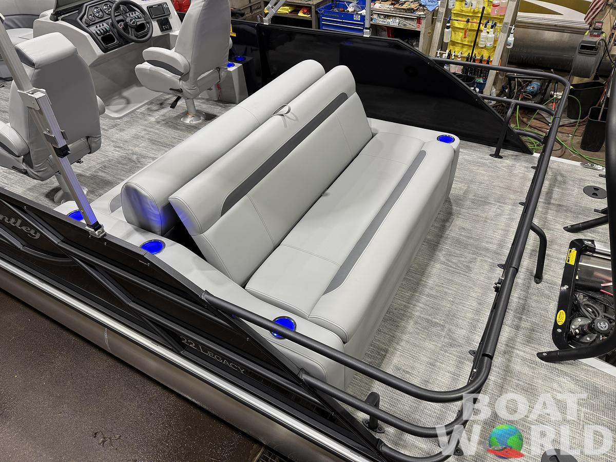 2026 Bentley Pontoons Legacy 220 Swingback