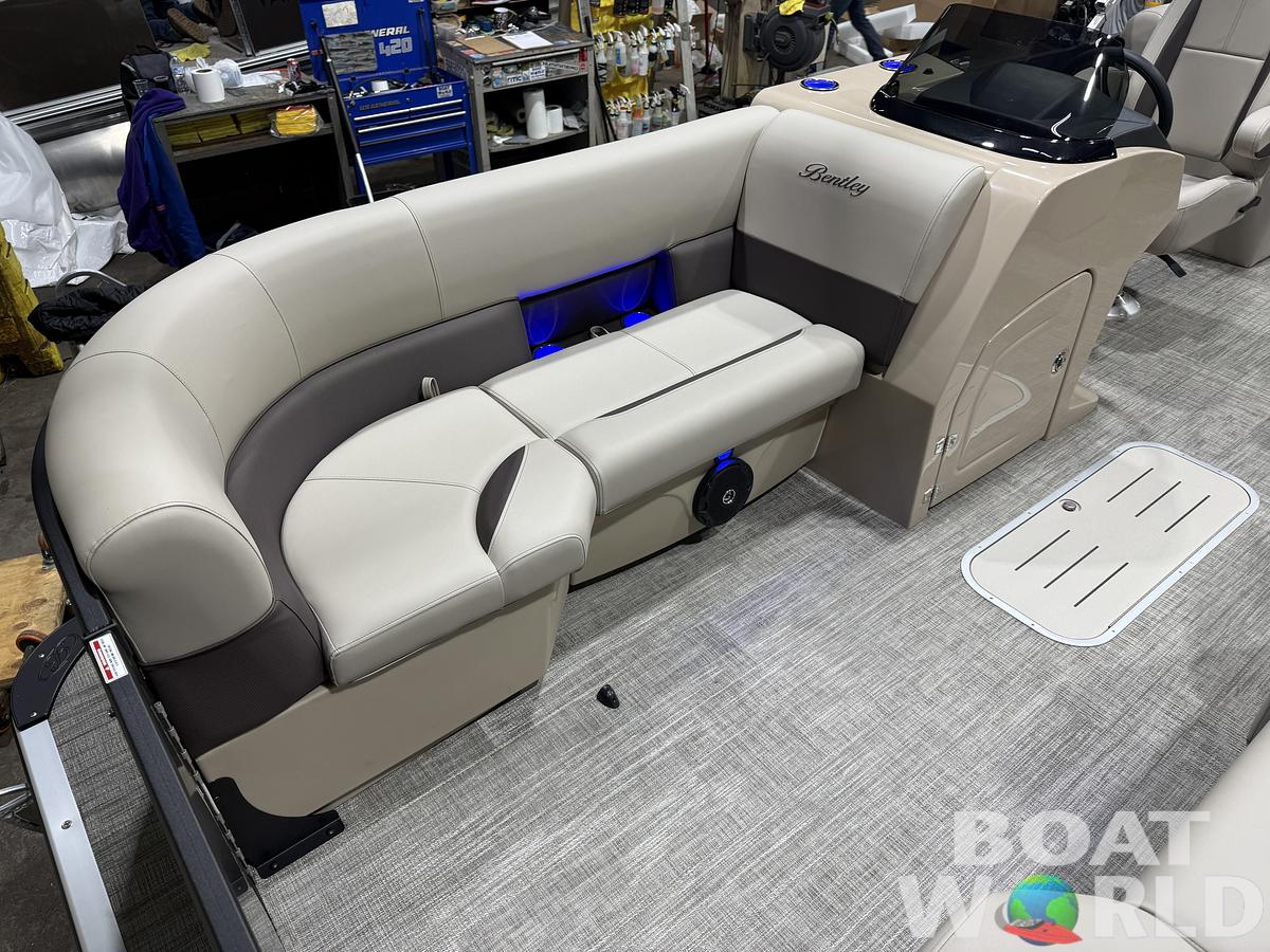 2026 Bentley Pontoons Legacy 223 Navigator Quad Lounge Tritoon