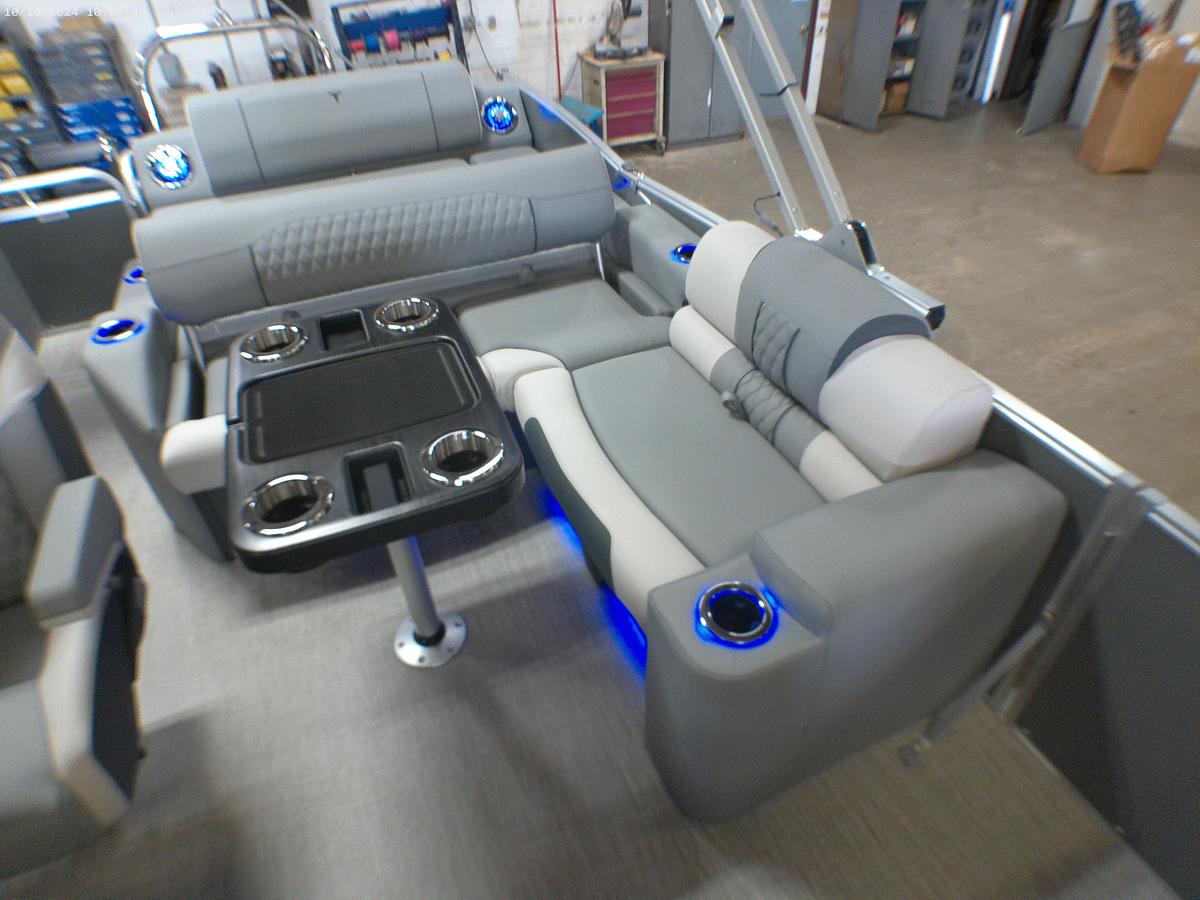 2025 Tahoe Pontoons Cascade 2385 Swingback Tritoon & 225HP 4-Stroke EFI