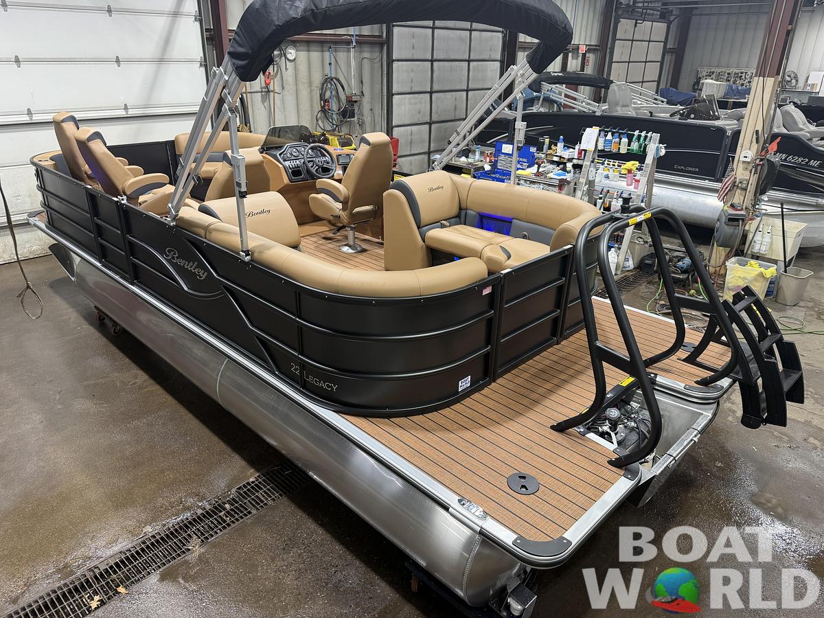 2026 Bentley Legacy 220 Navigator DL Quad Lounge $42995