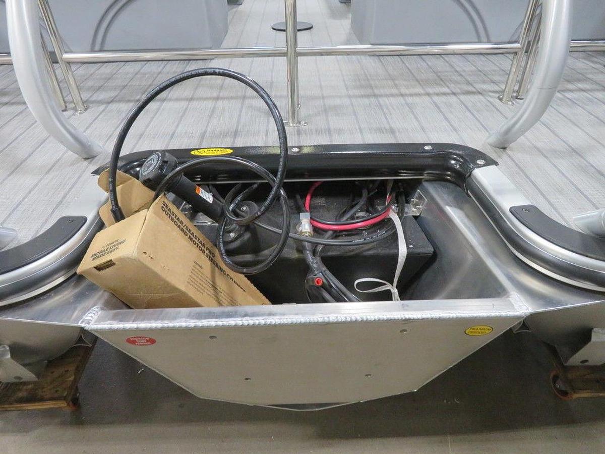 2025 Bentley Pontoons Legacy 223 QSB Swingback Tritoon & Honda 4-Stroke EFI