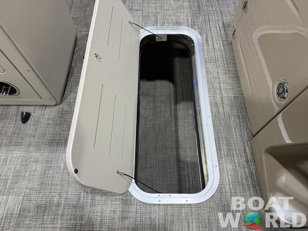 2026 Bentley Pontoons Legacy 223 Navigator Quad Lounge Tritoon