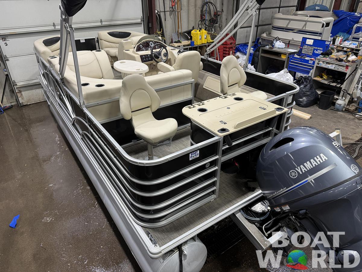 Used 2017 Sylvan 820 Fish & Cruise Pontoon