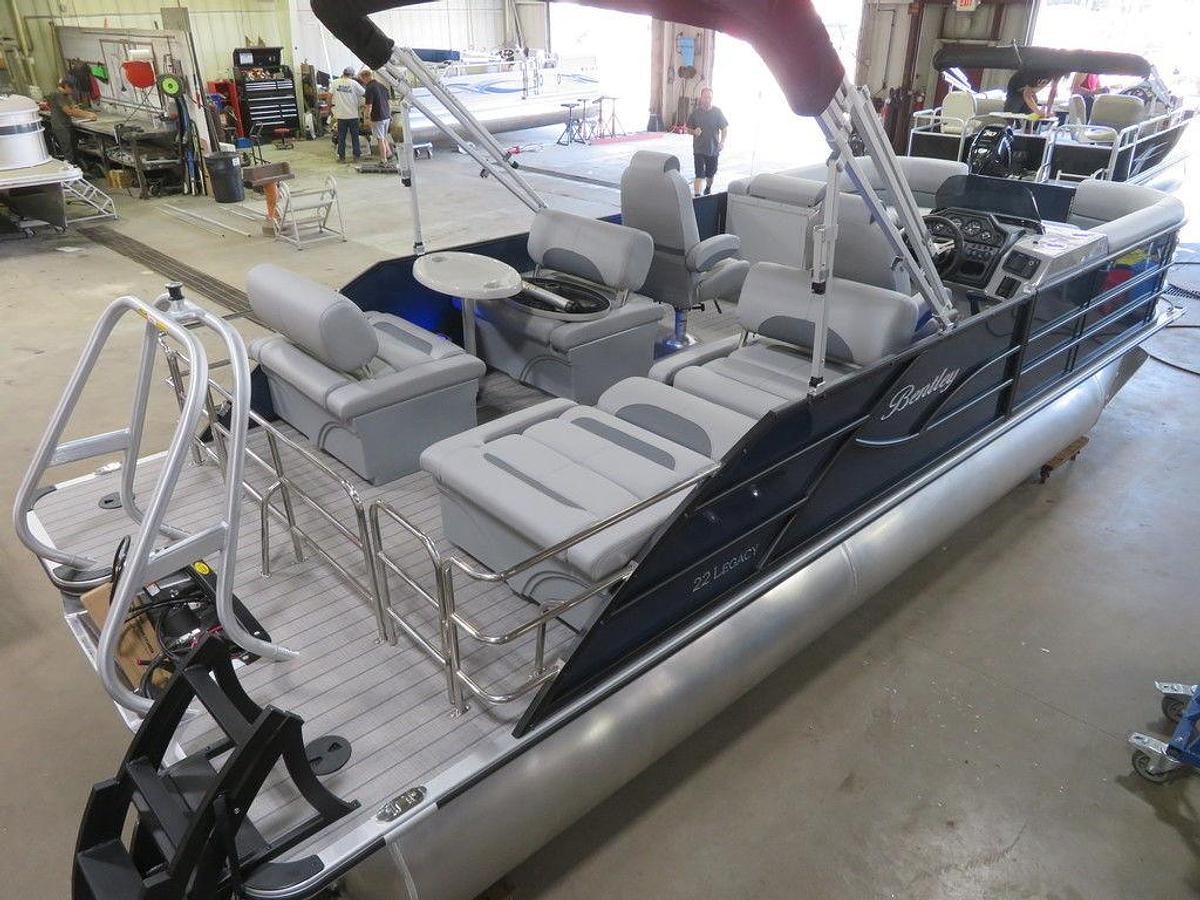 2025 Bentley Pontoons Legacy 223 QSB Swingback Tritoon & Honda 4-Stroke EFI