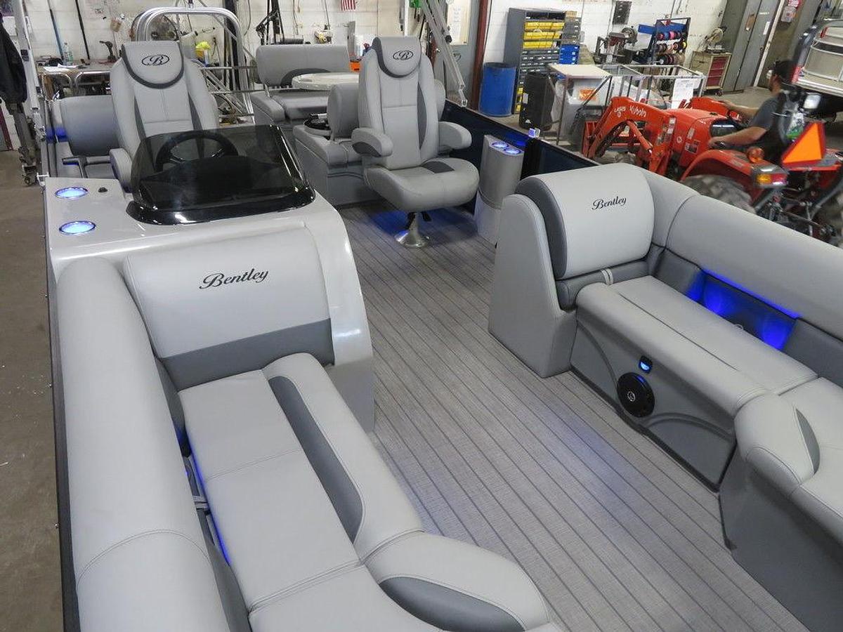2025 Bentley Pontoons Legacy 223 QSB Swingback Tritoon & Honda 4-Stroke EFI