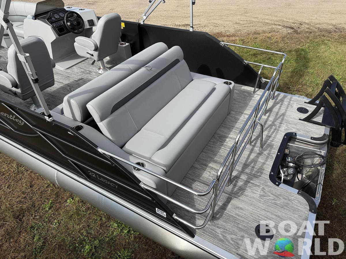 2026 Bentley Pontoons Legacy 220 Swingback 