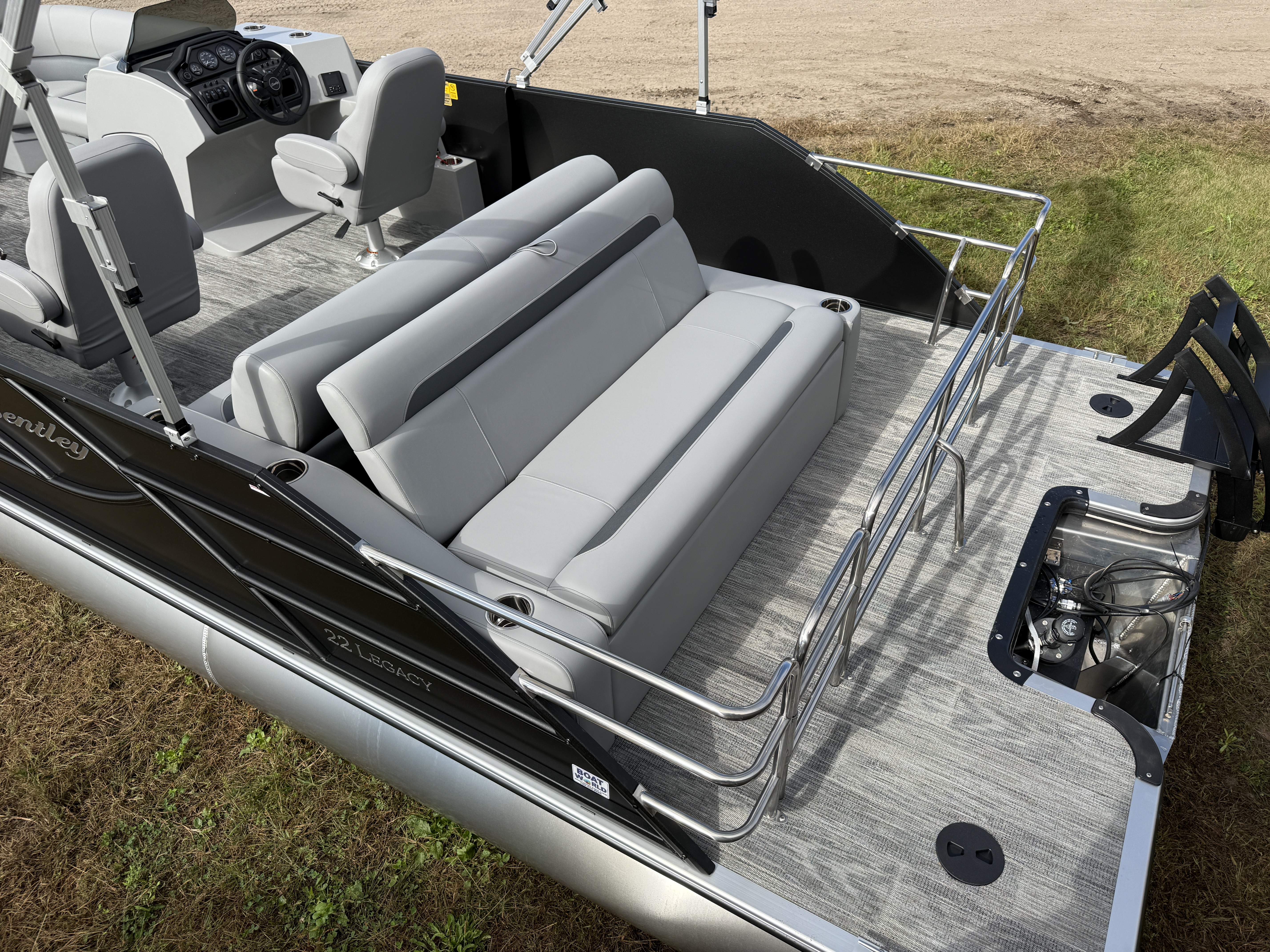2026 Bentley Pontoons Legacy 220 Swingback 