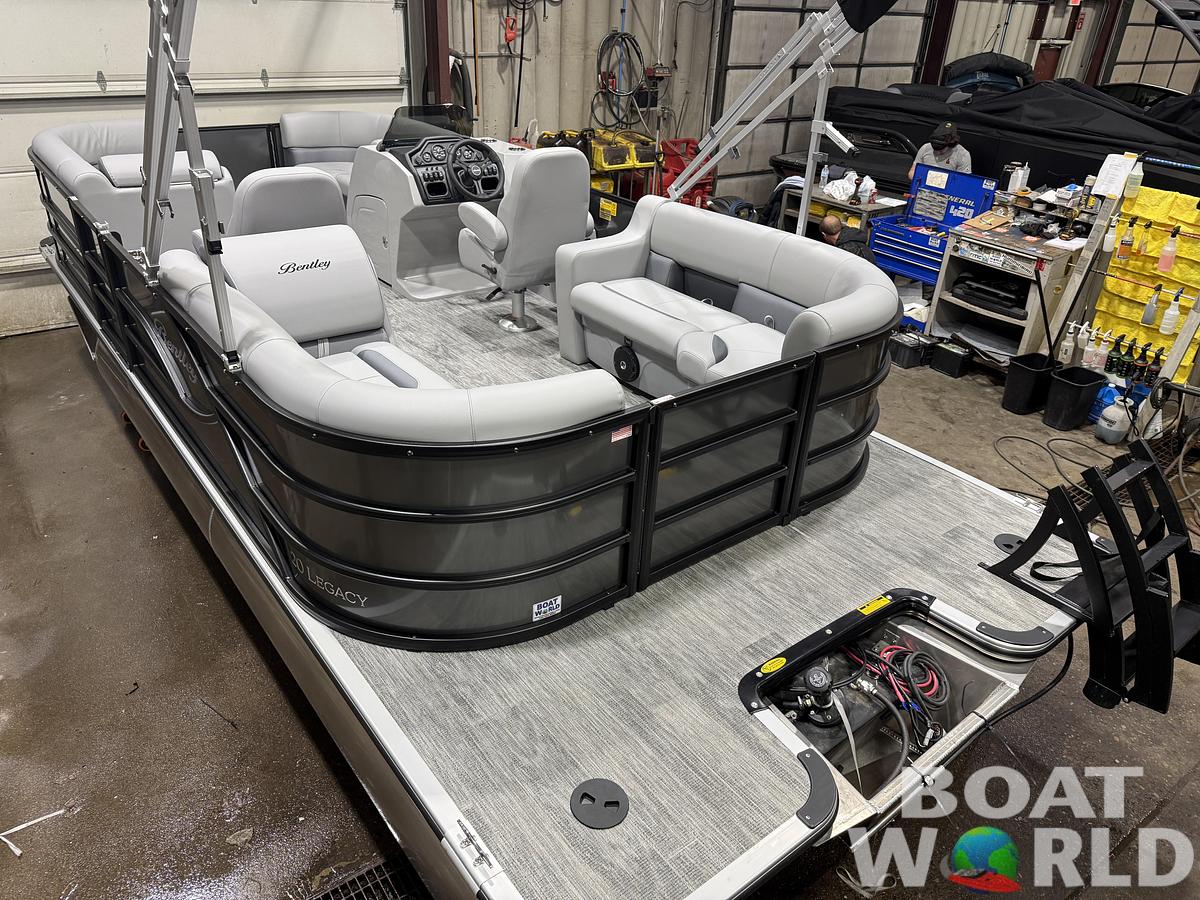 2026 Bentley Pontoons Legacy 220 Navigator Quad Lounge