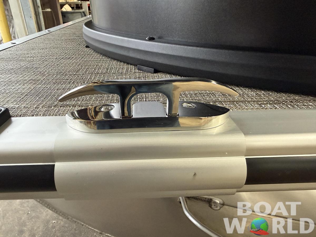 2026 Bentley Pontoons Legacy 223 Navigator Quad Lounge Tritoon