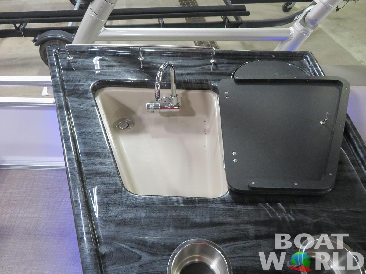 2024 Tahoe Pontoons LTZ 2385 Elite Windshield Tritoon & Suzuki 200HP 4-Stroke EFI