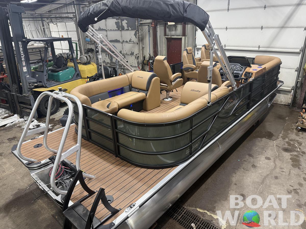 2026 Bentley Pontoons Legacy 220 Navigator DL Quad Lounge 