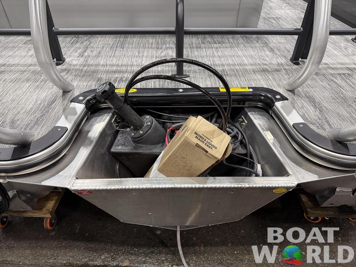 2026 Bentley Pontoons Legacy 223 Swingback Tritoon 