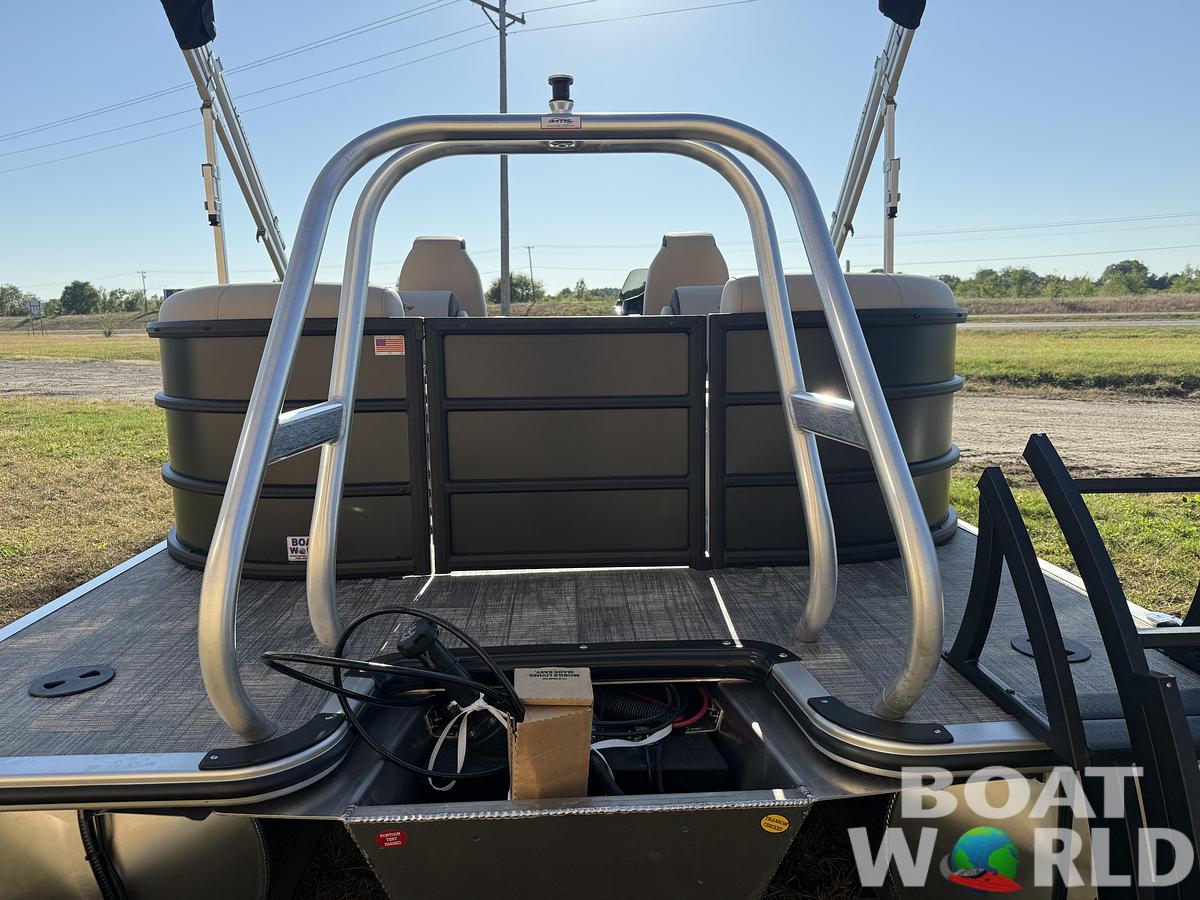 2026 Bentley Pontoons Legacy 223 Navigator DL Quad Lounge Tritoon & Honda 4-Stroke EFI