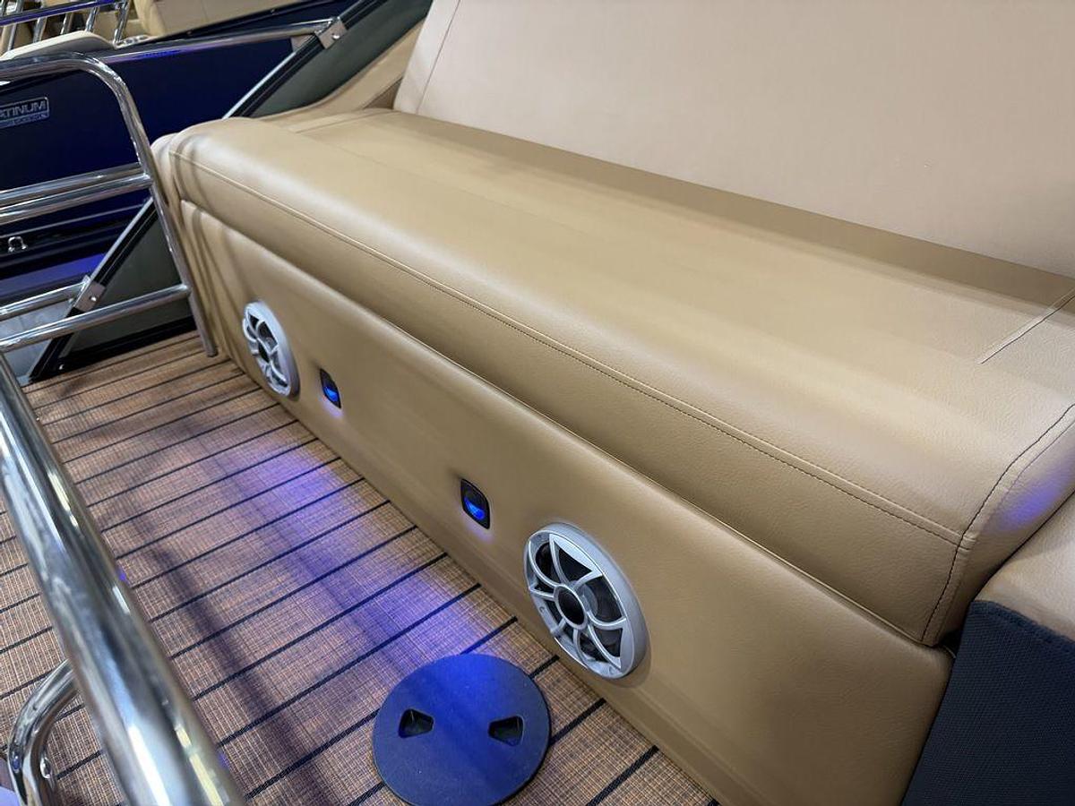 2025 Bentley Pontoons Elite 223 Swingback Tritoon & Honda 4-Stroke EFI