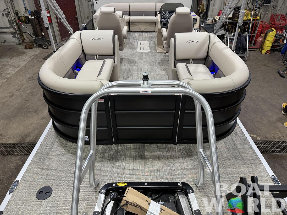 2026 Bentley Pontoons Legacy 223 Navigator Quad Lounge Tritoon