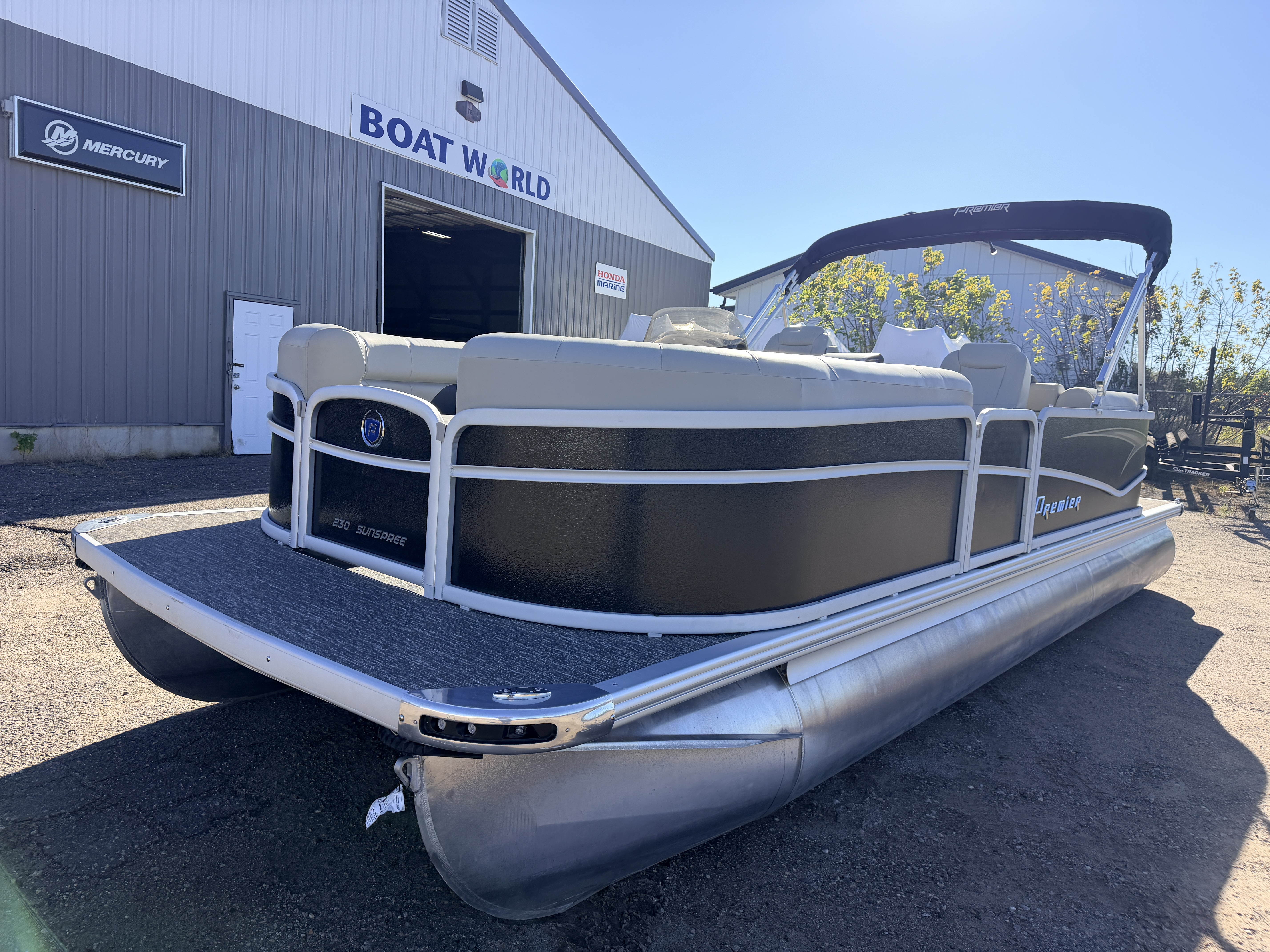 Used 2022 Premier 230 SunSpree RF & 116HP Yamaha 4Stroke -$34,995